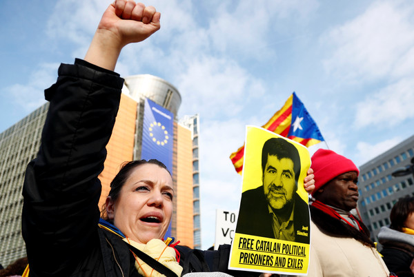 ▲▼ 2019年2月12日，支持獨立的加泰隆尼亞人在比利時布魯塞爾的歐盟總部前抗議。（圖／路透）