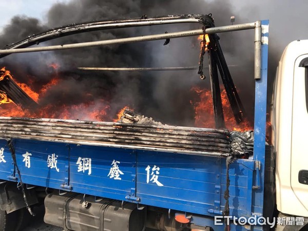 領養路上火燒車！幼犬大叔姿換藥。（圖／社團法人中華民國護犬協會提供）