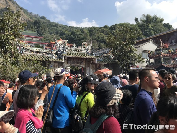 ▲「東山碧軒寺迎佛祖暨遶境」民俗活動，台南市白河分局動員大批警力，加強活動路段交通管制及安全維護工作，以維護活動順利進行。（圖／記者林悅翻攝，下同）