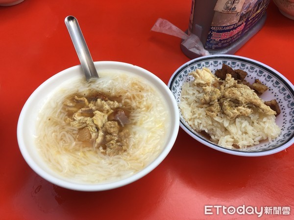 ▲雲林老等油飯麵線糊。（圖／記者張舒芸攝）