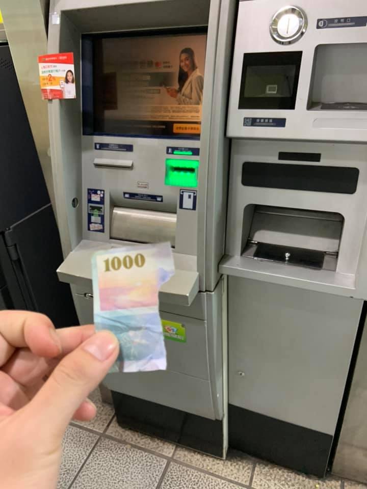 ▲▼網友去ATM提款，出來的千元鈔竟只剩1/4張。（圖／網友授權提供）