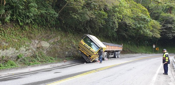 ▲省道蘇花公路137點2公里處（武塔路段），13日上午發生大貨車自撞山壁事故，幸無人傷亡，但事故車佔用北上車道，警方交管現場維持單線雙向通行。（圖／擷取自「宜花東路況資訊」臉書）