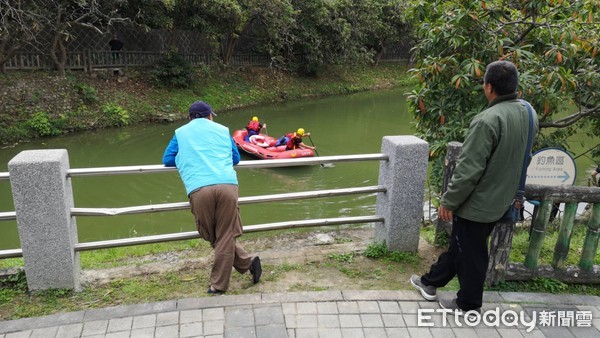 ▲▼南港公園一名男子跌落水池。（圖／記者黃彥傑攝）