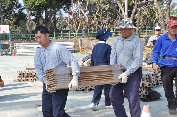 ▲▼慈濟協助台南龍崗國小老舊校舍工程，協助建大愛臨時教室！（圖／慈濟基金會提供）