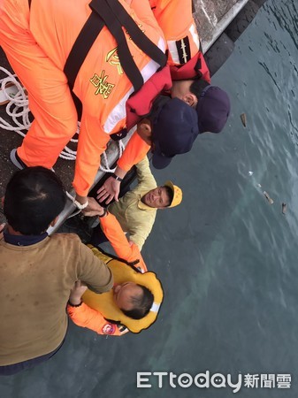 ▲工作現場1名工作人員連同吊車及膠筏一同翻落海裡，所幸由海巡人員迅速救起。（圖／記者王兆麟翻攝，下同）