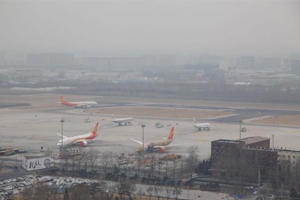 ▲北京機場因降雪，一早便取消近百架航班。（圖／翻攝北京日報）