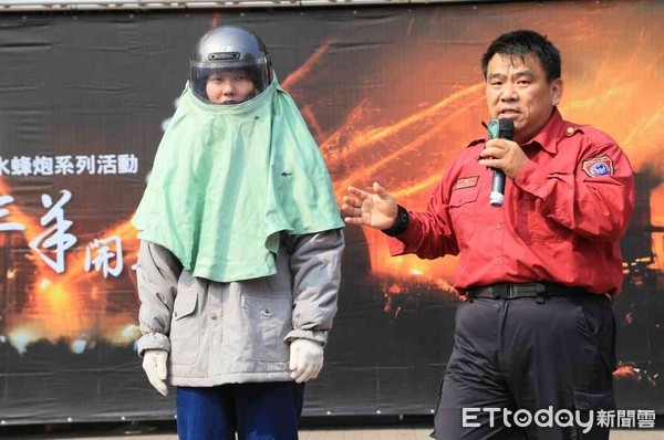 ▲元宵節觀賞蜂炮，台南市消防局呼籲民眾穿適當防護裝備以保安全。（圖／記者林悅翻攝）