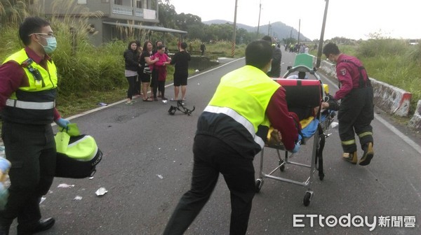 ▲宜蘭南澳鄉信義路（南澳往碧候方向），14下午發生死亡車禍，現場為黃牌重型機車與機車相撞，重機駕駛與乘客傷重死亡。（圖／記者游芳男翻攝）