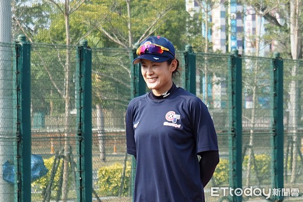 ▲前奧運國手吳佳燕擔任中華女壘投手教練。（圖／記者顏如玉攝）