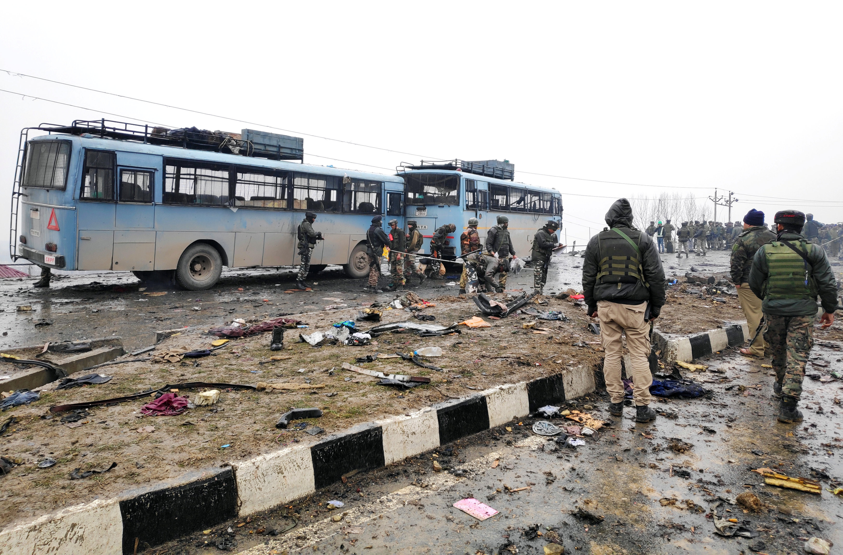 ▲▼印度中央後備警察部隊（Central Reserve Police Force, CRPF）車隊遭到炸彈攻擊。（圖／路透社）