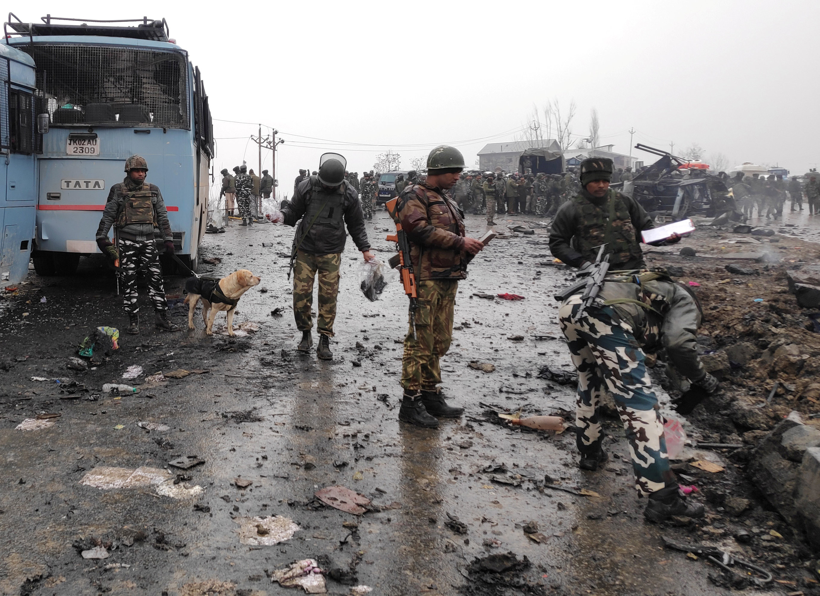 ▲▼印度中央後備警察部隊（Central Reserve Police Force, CRPF）車隊遭到炸彈攻擊。（圖／路透社）