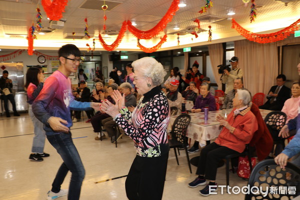 ▲▼今年92歲的王林秀絨阿嬤跟著年輕人一起舞動。（圖／新北市社會局提供）