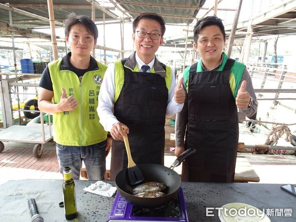 ▲民進黨台南立委補選參選人郭國文，以廚男打扮，拿起煎鍋將台南沿海地方盛產的吳郭魚下鍋油煎，同時提醒大家，不要忘了兩年前虱目魚銷中國契作的騙局。（圖／記者林悅翻攝）