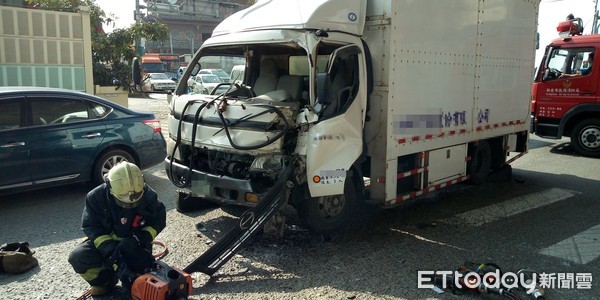 ▲▼八里貨車追撞前車，司機雙腳夾困車內。（圖／記者陳豐德翻攝）