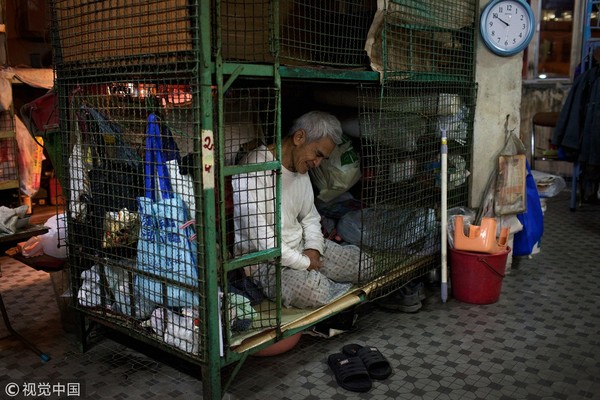 ▲▼香港，籠屋，老人，籠房。78歲老人梁書（音譯）居住在“籠屋”裏。香港人口稠密，為數不少的老弱貧苦人聚居在這種各以鐵絲網圍住的舊樓床位內。（圖／CFP）
