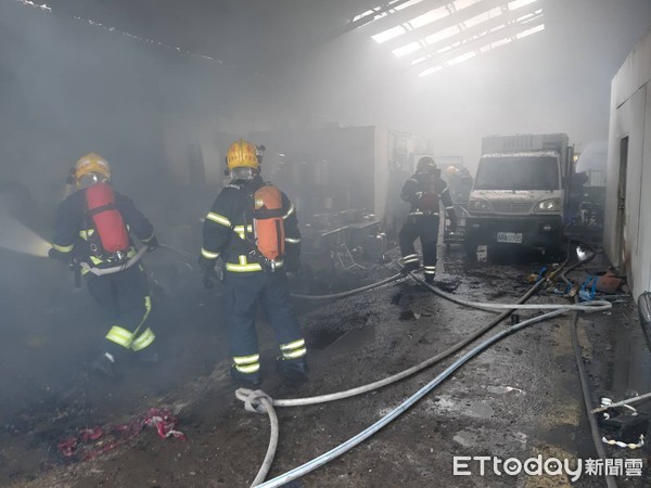 ▲屏東工廠火警3人受困　消防人員電話指導避難平安被救▼             。（圖／記者陳崑福翻攝）