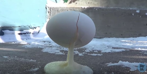 ▲冰凍後的蛋液柱托住蛋殼，畫面十分有趣。(圖／翻攝自YouTube）