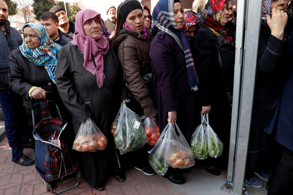 ▲▼土耳其政府建立自己的市場，出售低價蔬菜以制裁哄抬價格的批發商。（圖／路透）