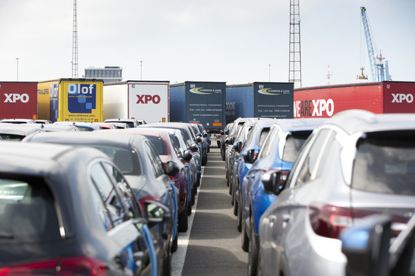 ▲▼ 大批新車、卡車在比利時澤布呂赫港口（Port of Zeebrugge）。（圖／達志影像／美聯社）