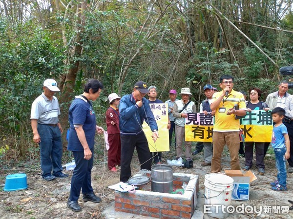 ▲台灣水資源保育聯盟募資鑽井調查地下水，再邀民代、公部門、民間NGO代表見證龍崎牛埔有充沛地下水，要求工業局不可展延許可，要求撤銷歐欣水保計畫。（圖／記者林悅翻攝，下同）