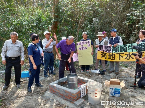 ▲台灣水資源保育聯盟募資鑽井調查地下水，再邀民代、公部門、民間NGO代表見證龍崎牛埔有充沛地下水，要求工業局不可展延許可，要求撤銷歐欣水保計畫。（圖／記者林悅翻攝，下同）