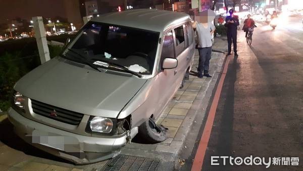 ▲兩個輪子爆胎，男子還硬開，桃園警攔車以免事故發生。（圖／桃園警分局提供）