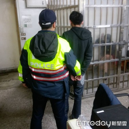 ▲▼民眾熱心載警方，警民合作逮捕通緝犯。（圖／記者陳凱力翻攝）