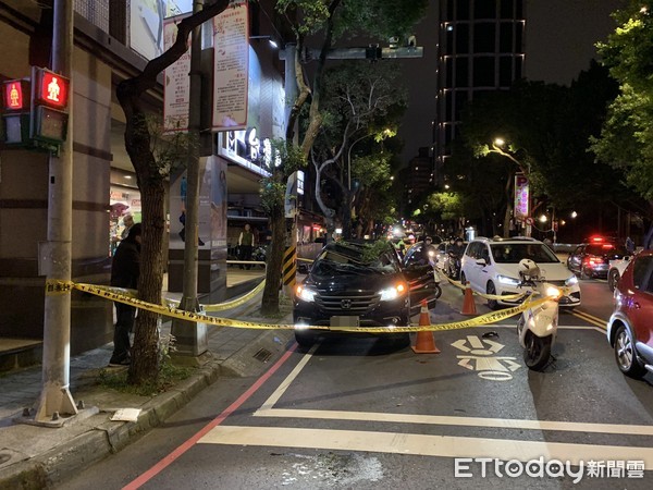 ▲▼永和高中生跳13樓墜落！休旅車停等紅燈　車頂「碰」一聲遭砸。（圖／記者陳豐德攝）