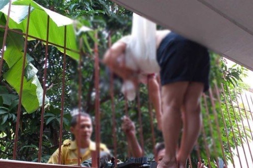 ▲▼泰國年輕女從樓上墜落，胸口卡在鐵欄杆。（圖／翻攝khaosod網站）