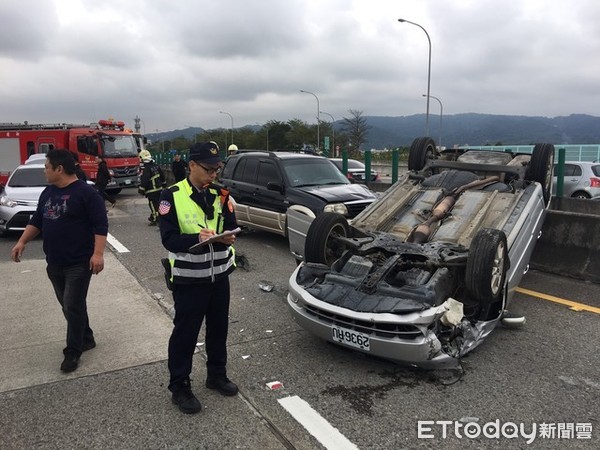 ▲▼國道3號發生擦撞事故，一部銀色轎車因此失控翻車，所幸僅受到擦傷             。（圖／記者陳以昇攝）