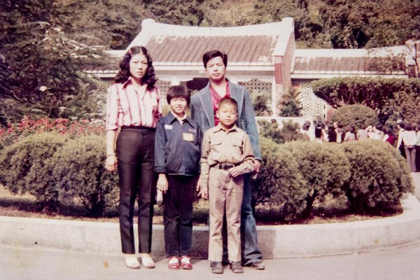 舊照是徐正雄（前左）與家人出遊的照片，因暈車全家人表情都不甚愉快。他的童年就像這張照片，明明是快樂的事卻總是罩著陰影。（徐正雄 提供）