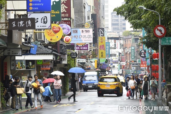 ▲▼永康商圈街景,日韓觀光客,小吃,自由行,團客,老外,歇業店面,人潮,拍照留念,上海高記。（圖／記者湯興漢攝）