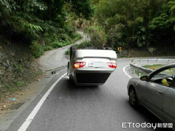 ▲翻車事故也讓假日台7線車行受阻。（圖／大溪警分局提供）