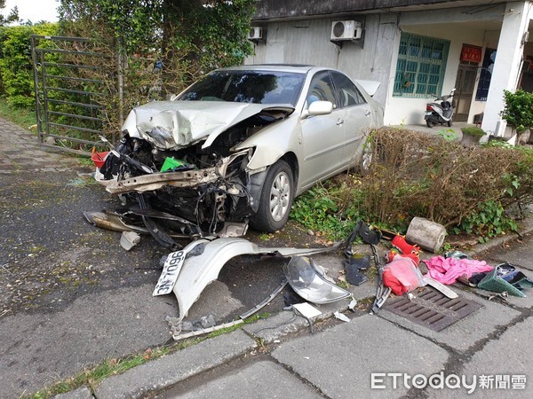 ▲宜蘭18日下午，一輛砂石車行經羅東鎮復興路時，不慎與自小客發生擦撞後，砂石車疑煞車不及，失控撞入對向車道旁民宅，車禍發生共造成2車4人送醫。（圖／記者游芳男翻攝，下同）