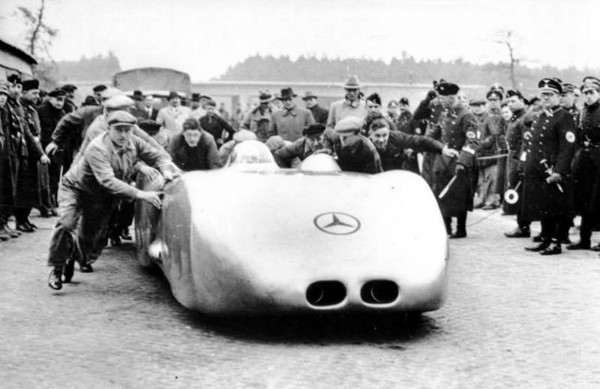 ▲1938年賓士車手Rudolf Caracciola駕駛W125 Silver Arrow在德國5號高速公路，締造第1名的極速紀錄。（圖／翻攝賓士）