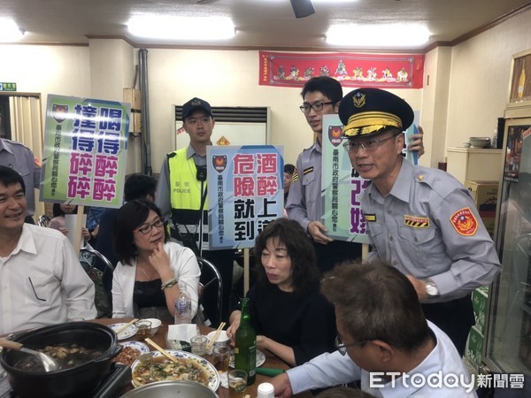 ▲台南市交警大隊長翁誌宏，率隊前往餐飲場所，發放宣傳單與民互動，宣導「禁止酒後駕車」，更宣導酒後改搭計程車。（圖／記者林悅翻攝，下同）