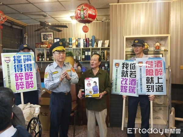 ▲台南市交警大隊長翁誌宏，率隊前往餐飲場所，發放宣傳單與民互動，宣導「禁止酒後駕車」，更宣導酒後改搭計程車。（圖／記者林悅翻攝，下同）