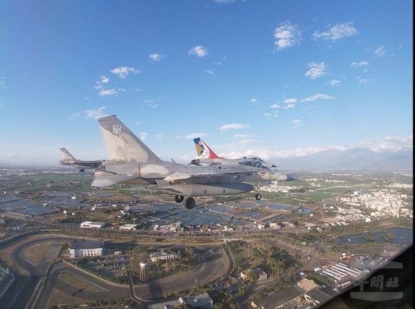 空軍第一聯隊執行2019臺灣燈會衝場預演，IDF戰機於臺南機場編隊起飛。（圖／軍聞社）