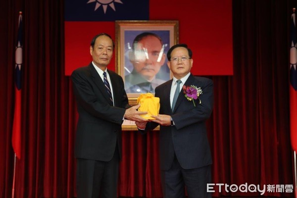 ▲今天19日上午，海委會主委李仲威把印信交給陳國恩，陳正式接任海巡署長一職。（圖／記者張君豪翻攝）