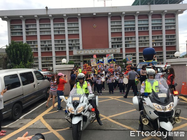 ▲台南市警白河分局為提醒民眾注意交通安全、防制被騙及婦幼安全等，特別舉辦小小警察踩街遊行活動。（圖／記者林悅翻攝，下同）