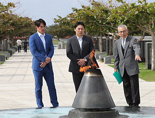 ▲陽岱鋼與丸佳浩去沖繩和平祈念公園悼念。（圖／翻攝自巨人隊官網）