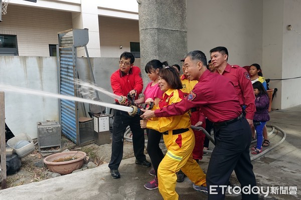 ▲▼ 嘉義市小小消防員體驗吸引不少孩童家長。（圖／嘉義市政府提供，下同）