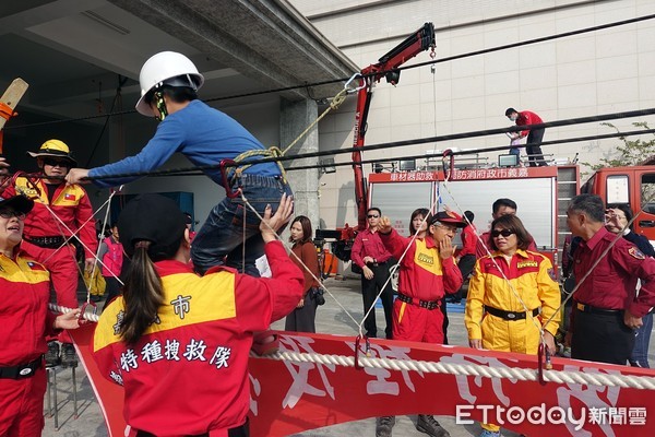 ▲▼ 嘉義市小小消防員體驗吸引不少孩童家長。（圖／嘉義市政府提供，下同）