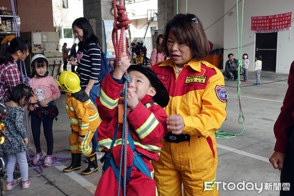 ▲▼ 嘉義市小小消防員體驗吸引不少孩童家長。（圖／嘉義市政府提供，下同）