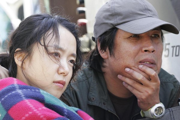 李滄東導演（右）要求演員：「不要演戲。」只要表現出對的感覺就好。（華聯國際提供）