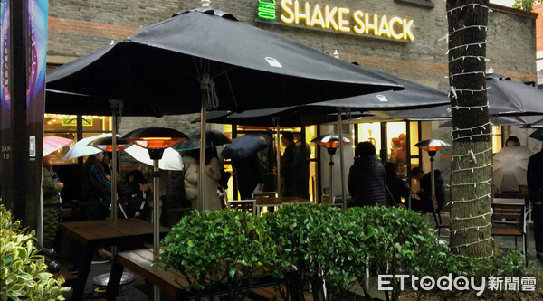 ▲紐約網紅漢堡「SHAKE SHACK」自開幕以來，用餐平均要排上1個小時。（圖／民眾提供）
