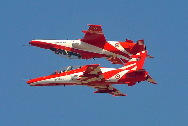 ▲▼印度空軍特技飛行隊「Surya Kiran」飛機。（圖／路透）