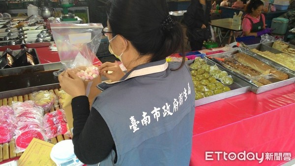 ▲台南市衛生局為維護市民食品衛生安全，派員加強稽查元宵應節食品。（圖／記者林悅翻攝）