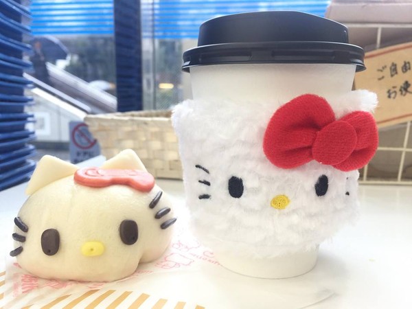 ▲▼日本LAWSON推Hello Kitty杯套和包子。（圖／三小a的隨手拍寫臉書專頁授權提供，請勿翻攝）