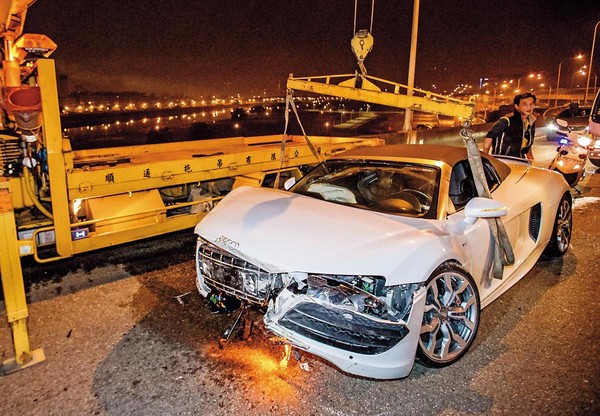2014年，林志穎曾將要價1,150萬元的奧迪R8-spyder超跑借友人開，疑因車速過快而失控，整輛車撞上護欄幾乎全毀。（東方IC）